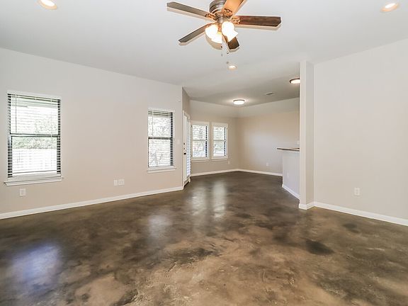 4th image of 701 Algerita Dr