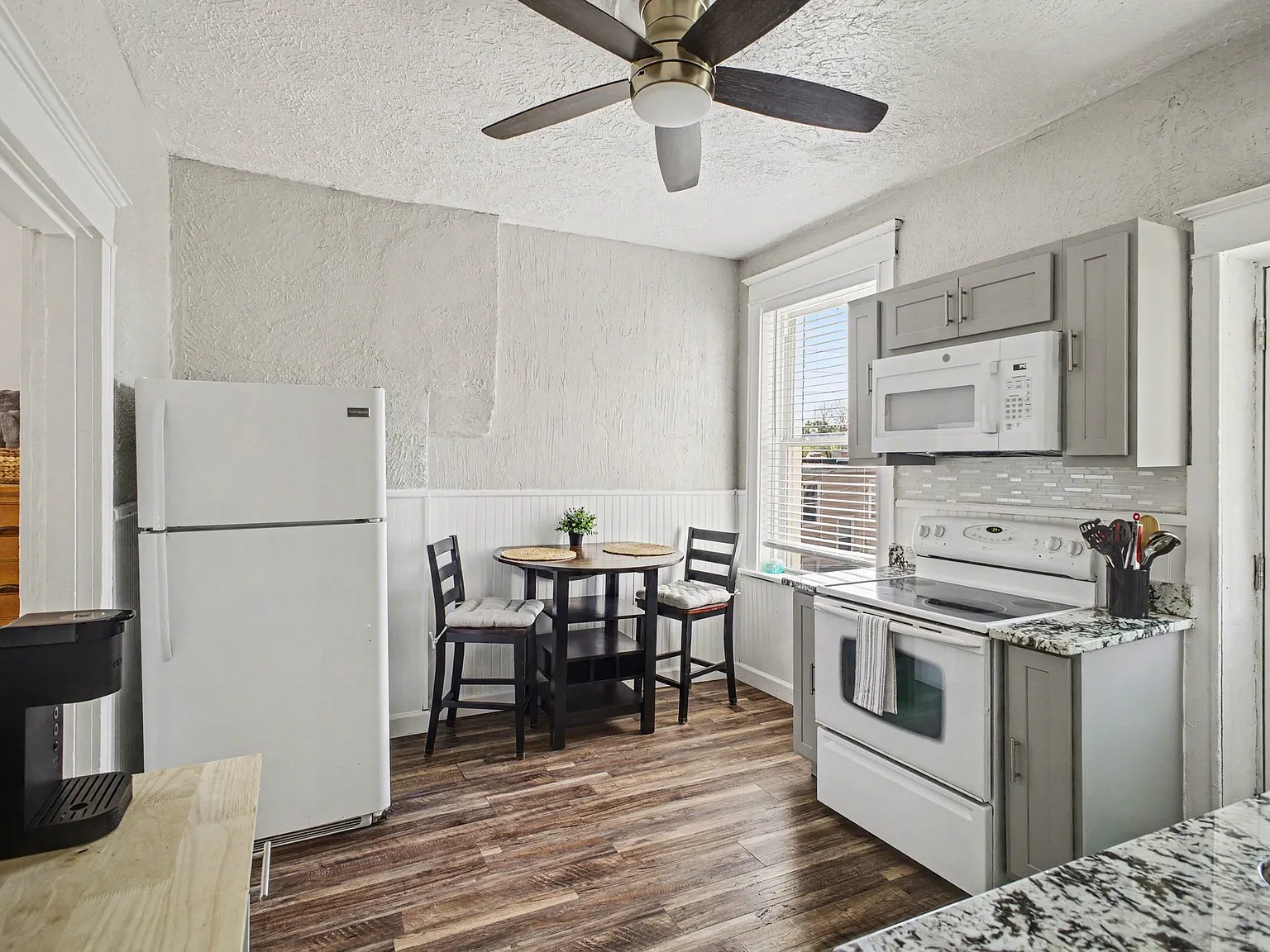 2 bed, 904 sqft, $1,900 — Photo 3