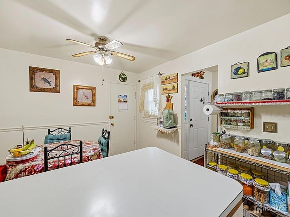 4th image of 8 Tall Oaks Ct