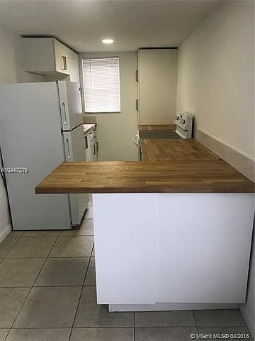 1st image of 452 SW 4th Ave APT 3