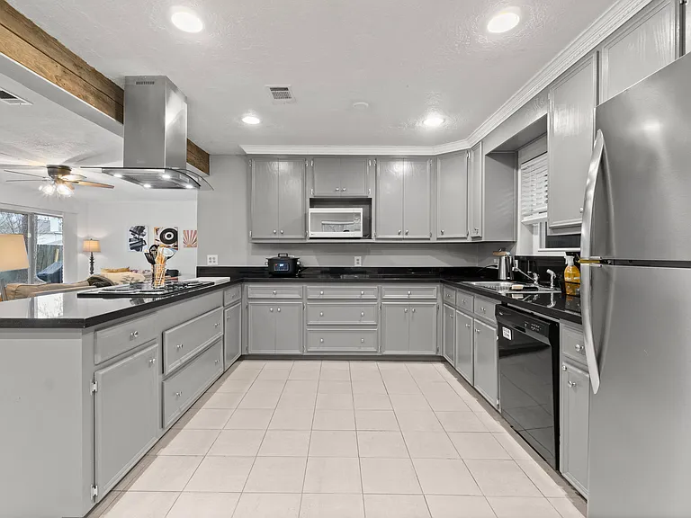 25818 Leafywood Dr — Photo 3