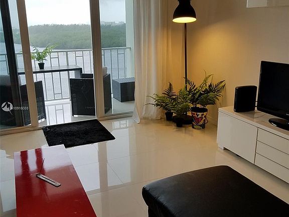 4th image of 300 Bayview Dr APT 902