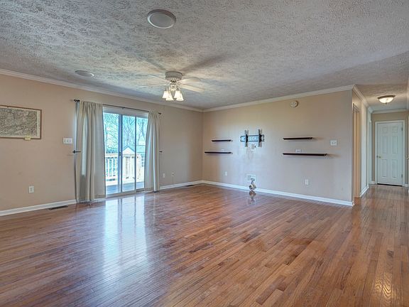 3rd image of 730 Warren Ct
