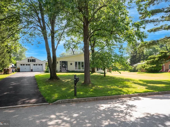 1526 Pulaski Dr, Blue Bell, PA 19422