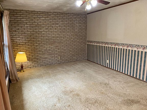3rd image of 1304 Columbus Cir S