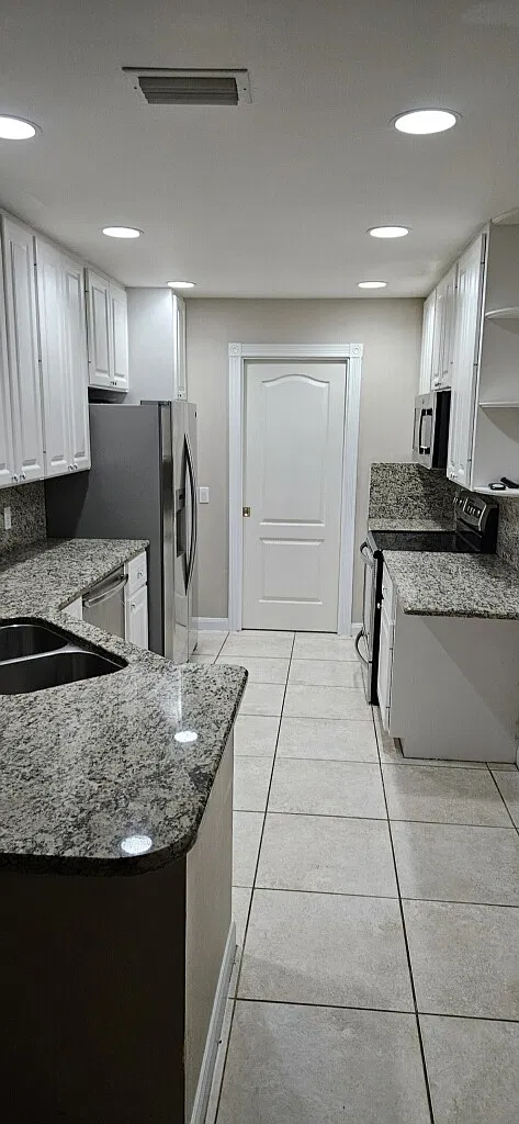3 bed, 2.5 bath, 1611 sqft, $2,400 — Photo 4