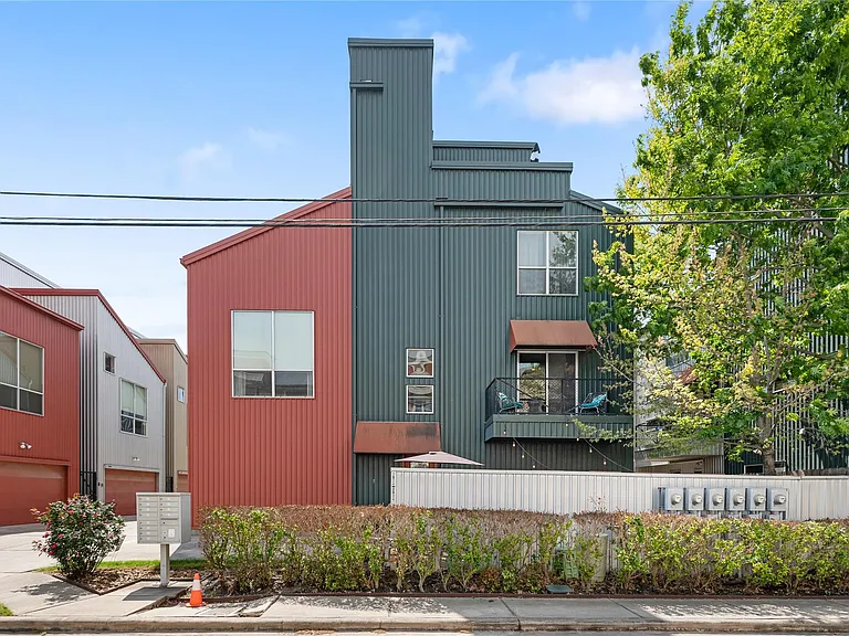 2924 Commerce St — Photo 3