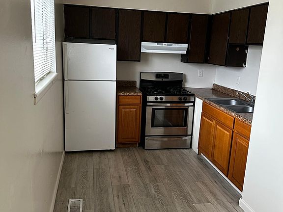 3rd image of 3104 W Lake Ave #A