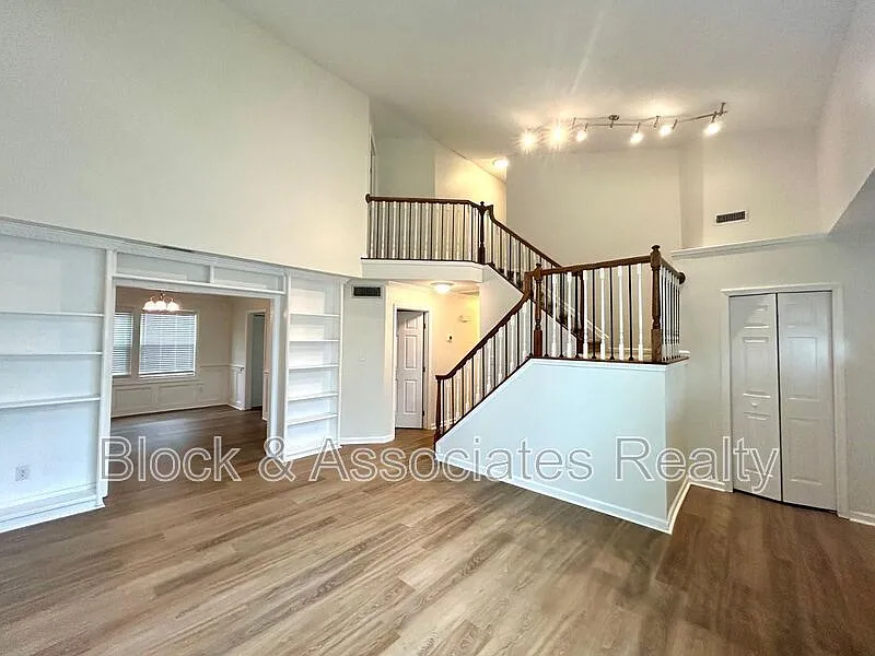 3 bed, 2.5 bath, 2200 sqft, $2,295 — Photo 3