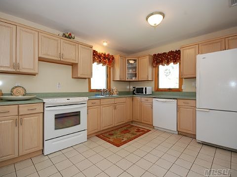 5th image of 326 Tyler Ave