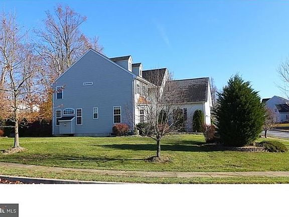 2nd image of 729 Carriage Cir