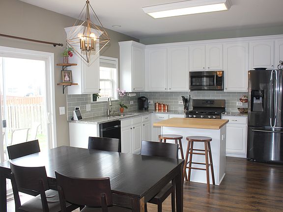 Updated Kitch. w/Eating Area