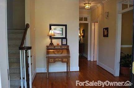 Den
						:
						Large open space, lots of windows let in natural light!