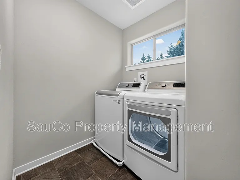 822 SE Bacarra St — Photo 17