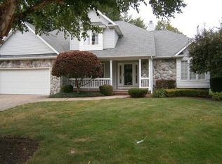 1220 Rae Rd, Lyndhurst, OH 44124