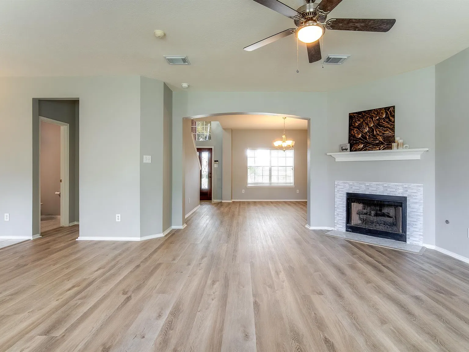4 bed, 2.5 bath, 2415 sqft, $2,500 — Photo 2