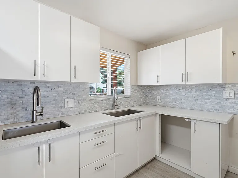 742 E Sierra Vista Dr — Photo 12