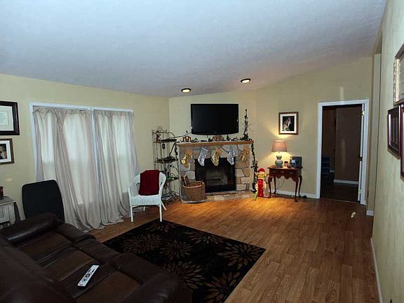 3rd image of 140 Windsor Dr