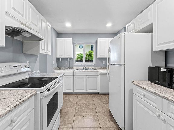 3rd image of 13789 Yarmouth Dr