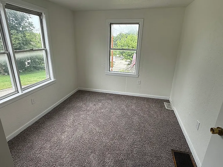 513 Catherine St — Photo 11