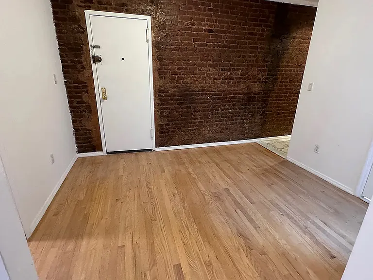 135 W 10th St #1 — Photo 9