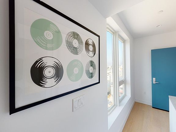 4th image of 502 S Harvard Blvd