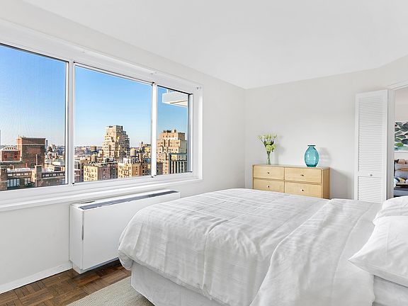 3rd image of 201 W 70th St APT 22A