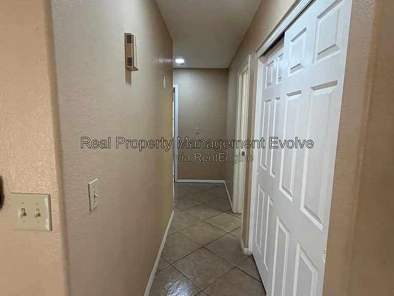 7568 W Kerry Ln — Photo 19