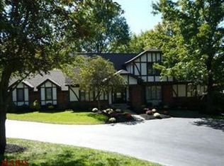 9 Pine Manor Dr, Saint Louis, MO 63141