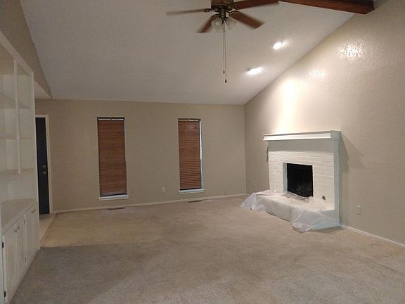 Living room / fireplace