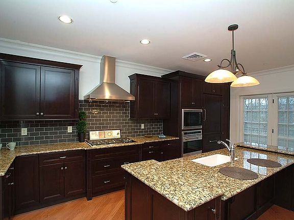 Custom cabinetry & premium appliances