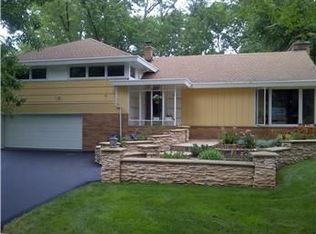 7052 N Fairchild Cir, Fox Pt, WI 53217