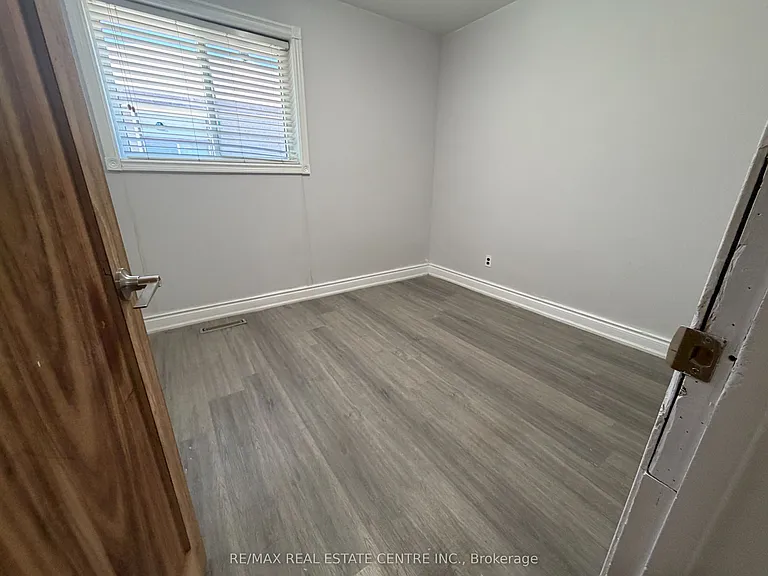 62 Corby Cres — Photo 7