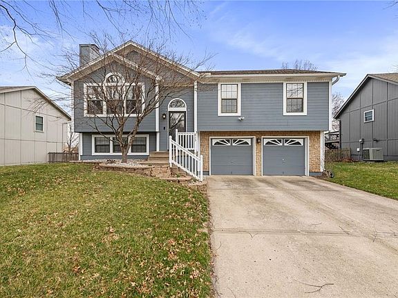 2nd image of 613 SE Cumberland Dr