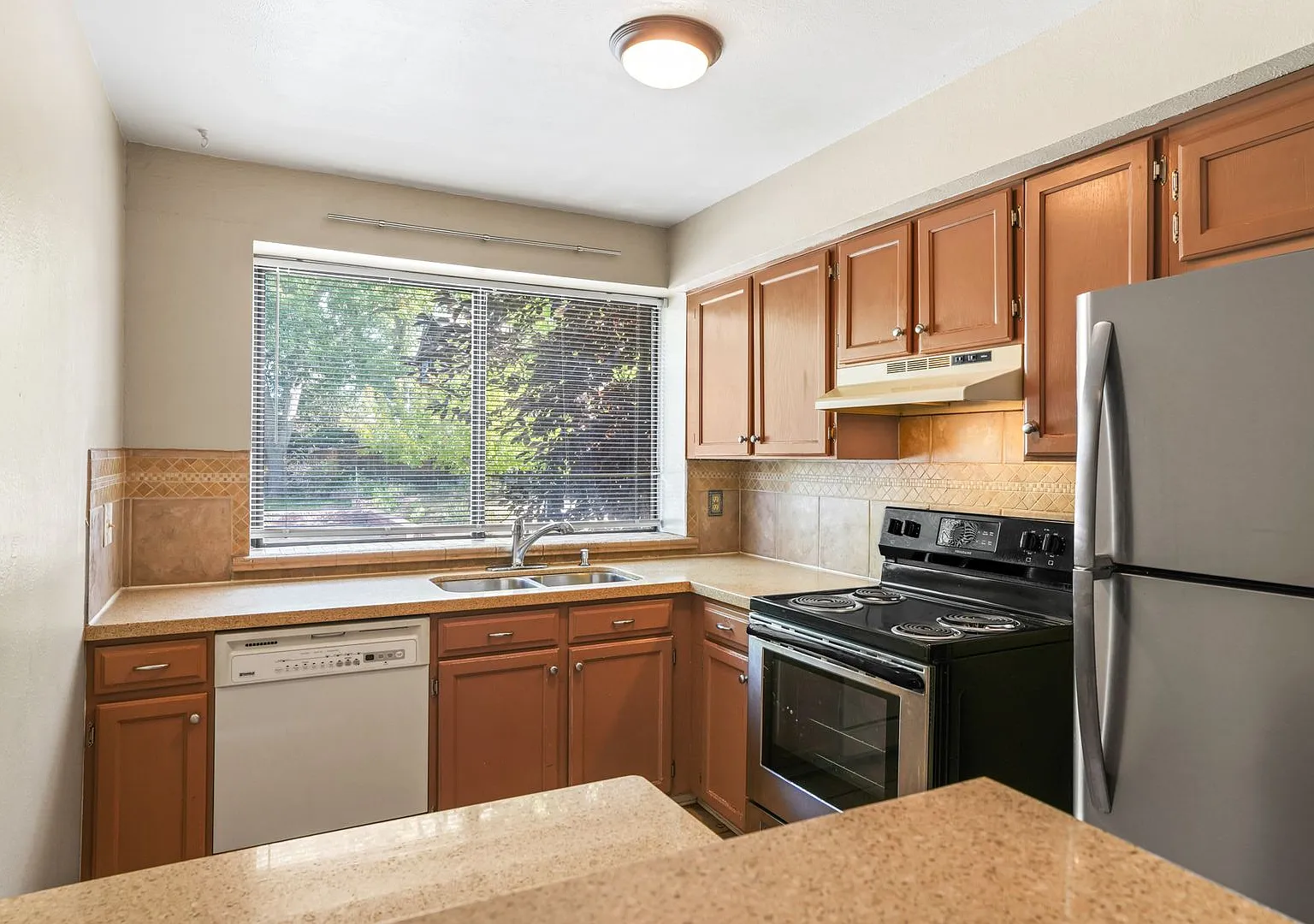 Spacious Willow Springs Townhome Near Trails, Shopping & Dining — Photo 3
