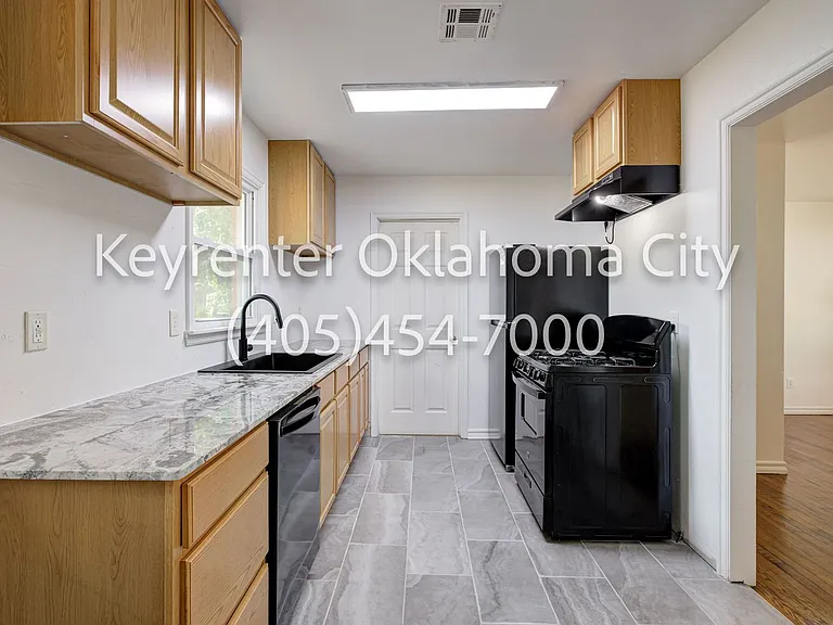 1520 Rowena Ln — Photo 9