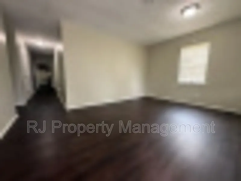 5 bed, 1.0 bath, 1482 sqft, $995 — Photo 1