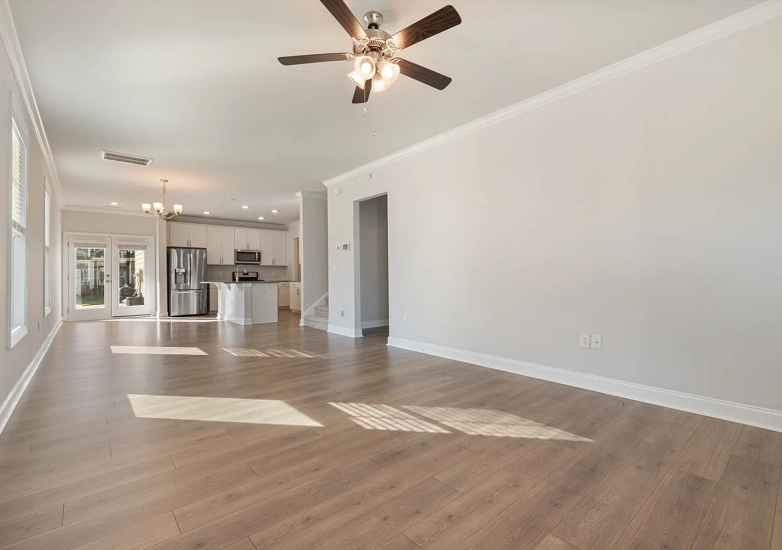 Available Now! Spacious And Bright 3 Bedroom & 3 Full Bathroom Townhome! — Photo 4