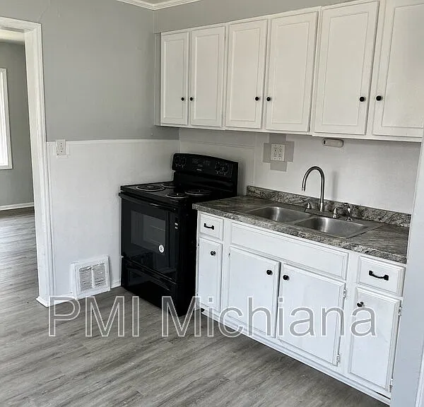 230 N Albert Ave — Photo 6
