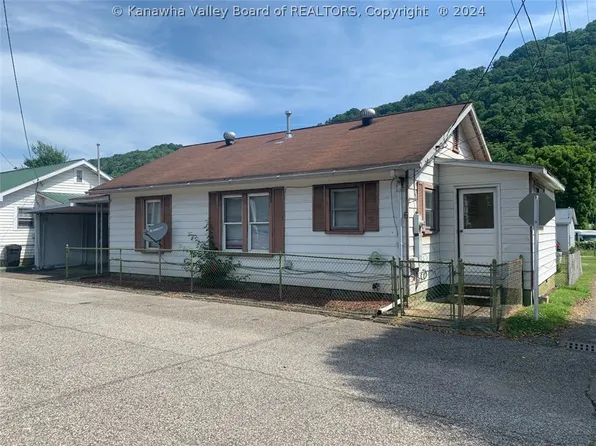 402 1/2 E 4th St, Belle, WV 25015