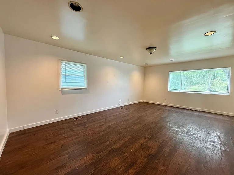 3149 N Gladstone Ave — Photo 8