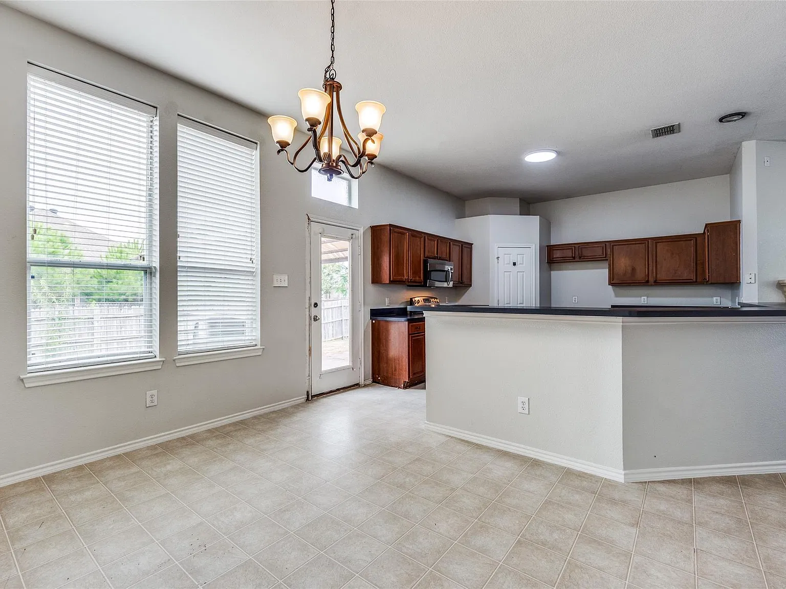 4 bed, 1925 sqft, $2,395 — Photo 4