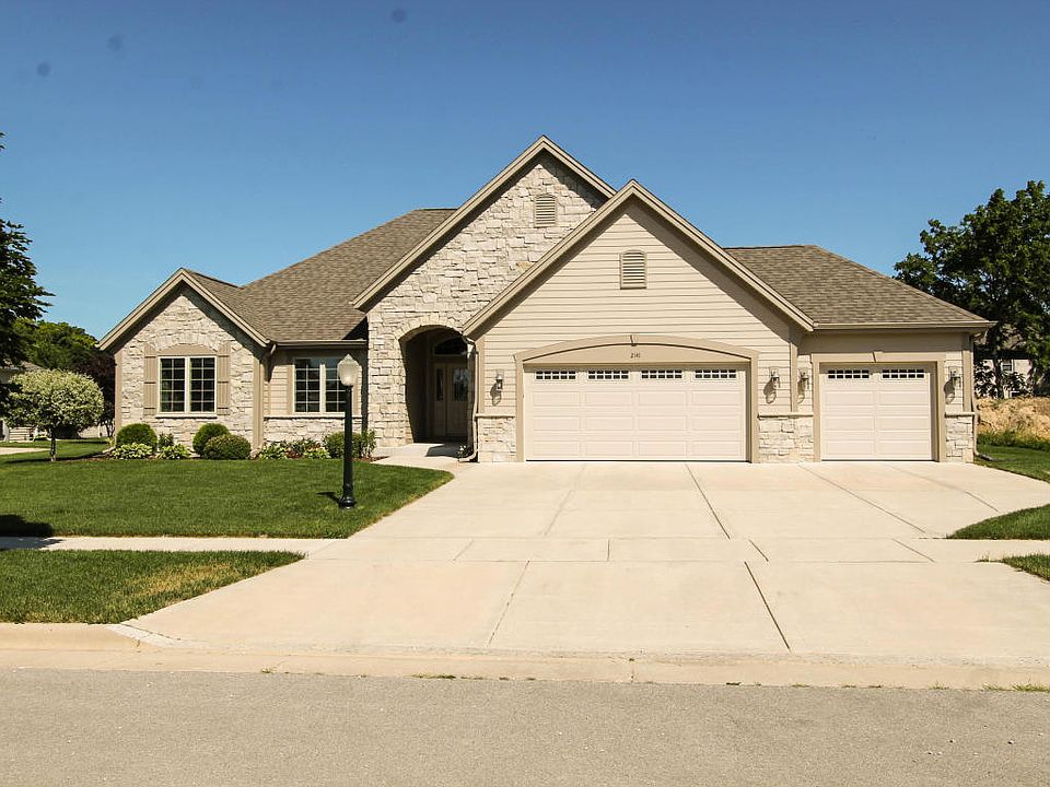 2nd image of 2141 Ravenswood Rd