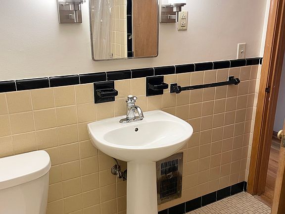 5th image of 238 Dunlap St S #7