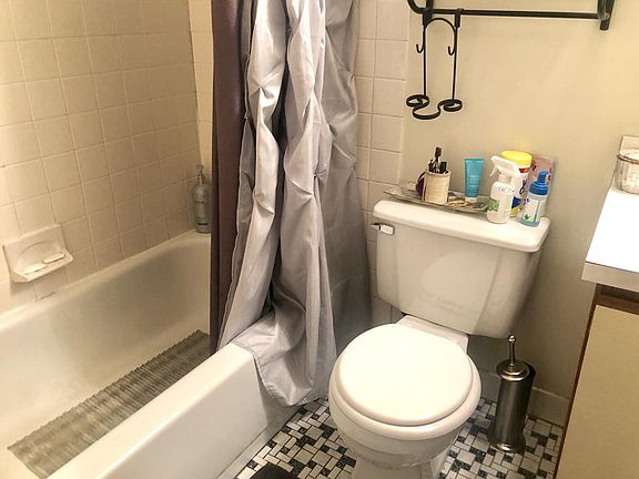 3rd image of 610-12 S American St #2