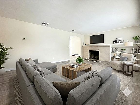 2nd image of 135 S Pierce Rd