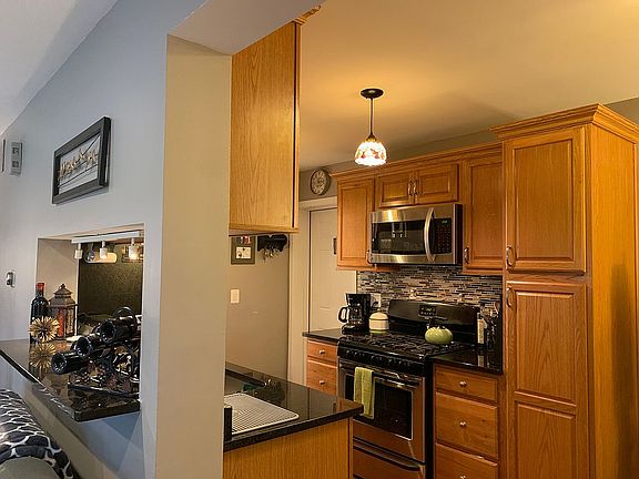 3rd image of 302 Farmingdale Cir