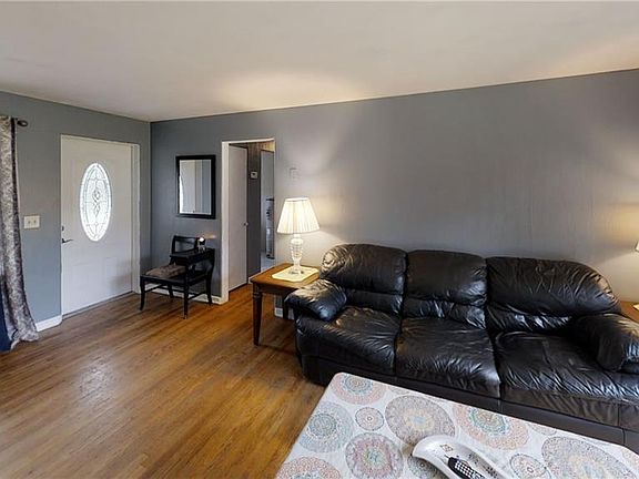 3rd image of 634 Avenue E SE