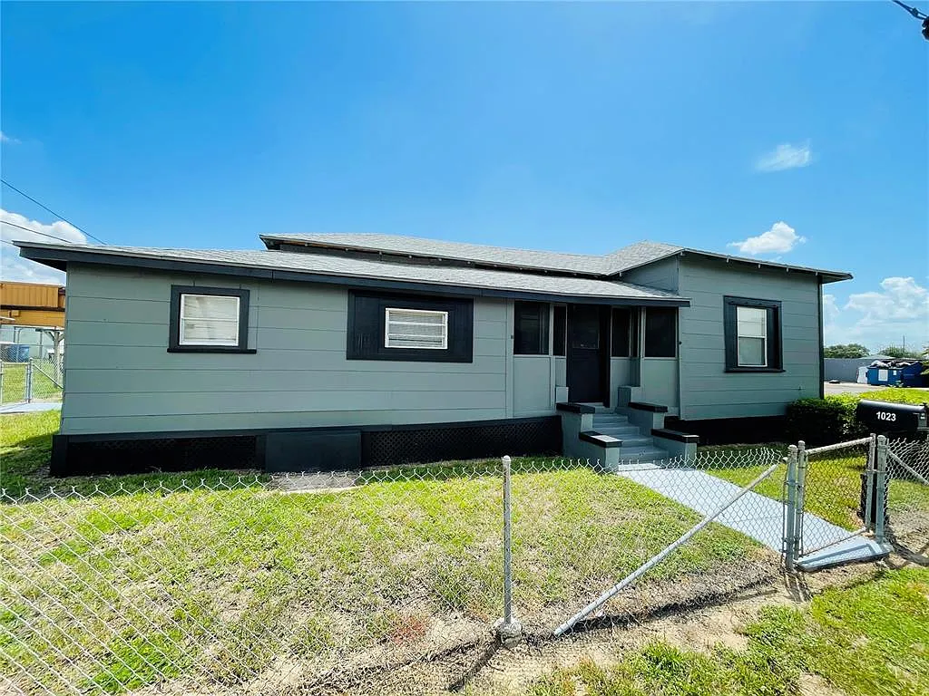 2 bed, 1.0 bath, 1000 sqft, $2,000 — Photo 2