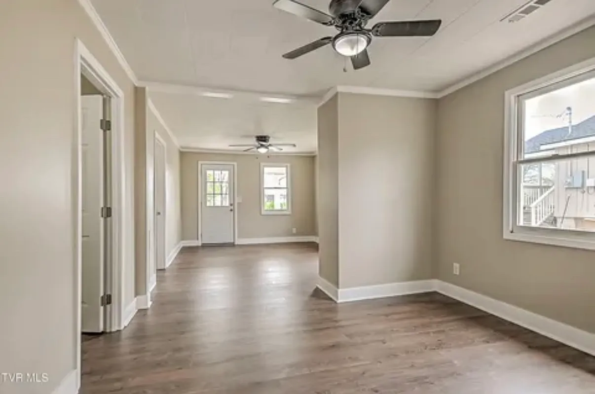 3 bed, 1035 sqft, $1,800 — Photo 4